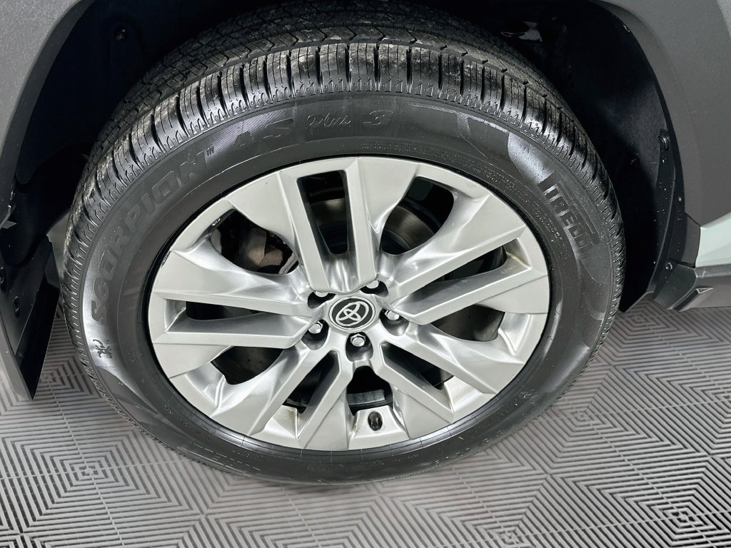 Used 2021 Toyota RAV4 XLE Premium AWD/4WD image 33