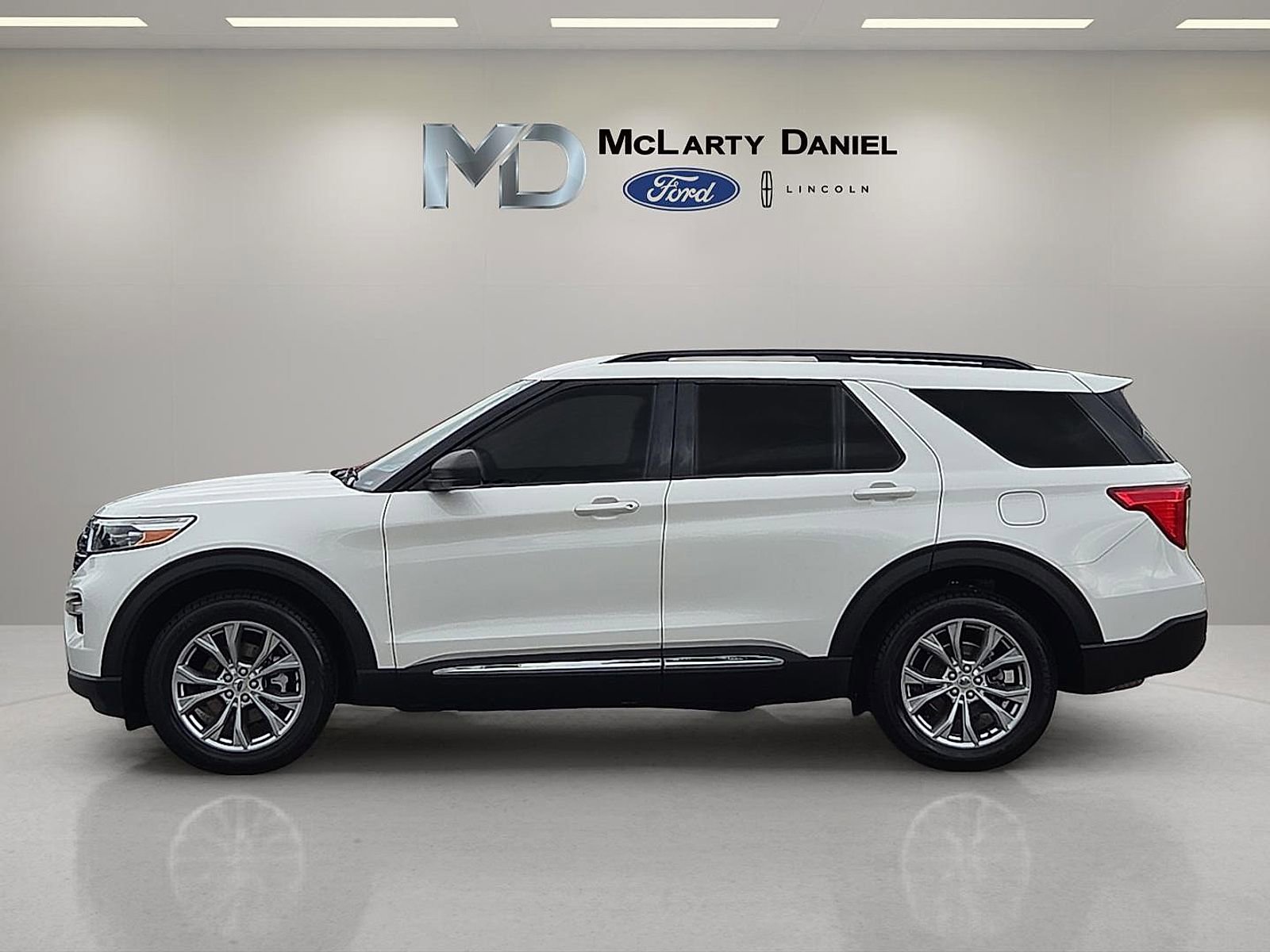 Certified 2023 Ford Explorer XLT w/ Equipment Group 202A AWD/4WD image 3