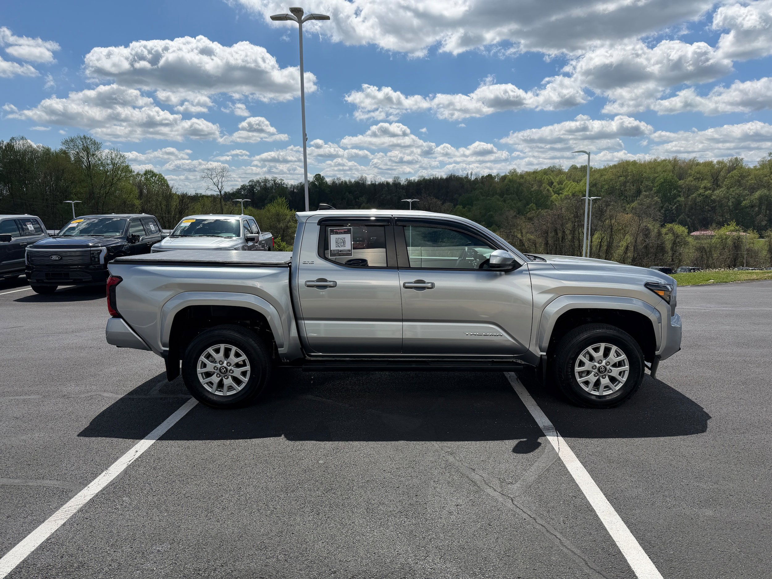 Used 2025 Toyota Tacoma SR5 AWD/4WD image 4