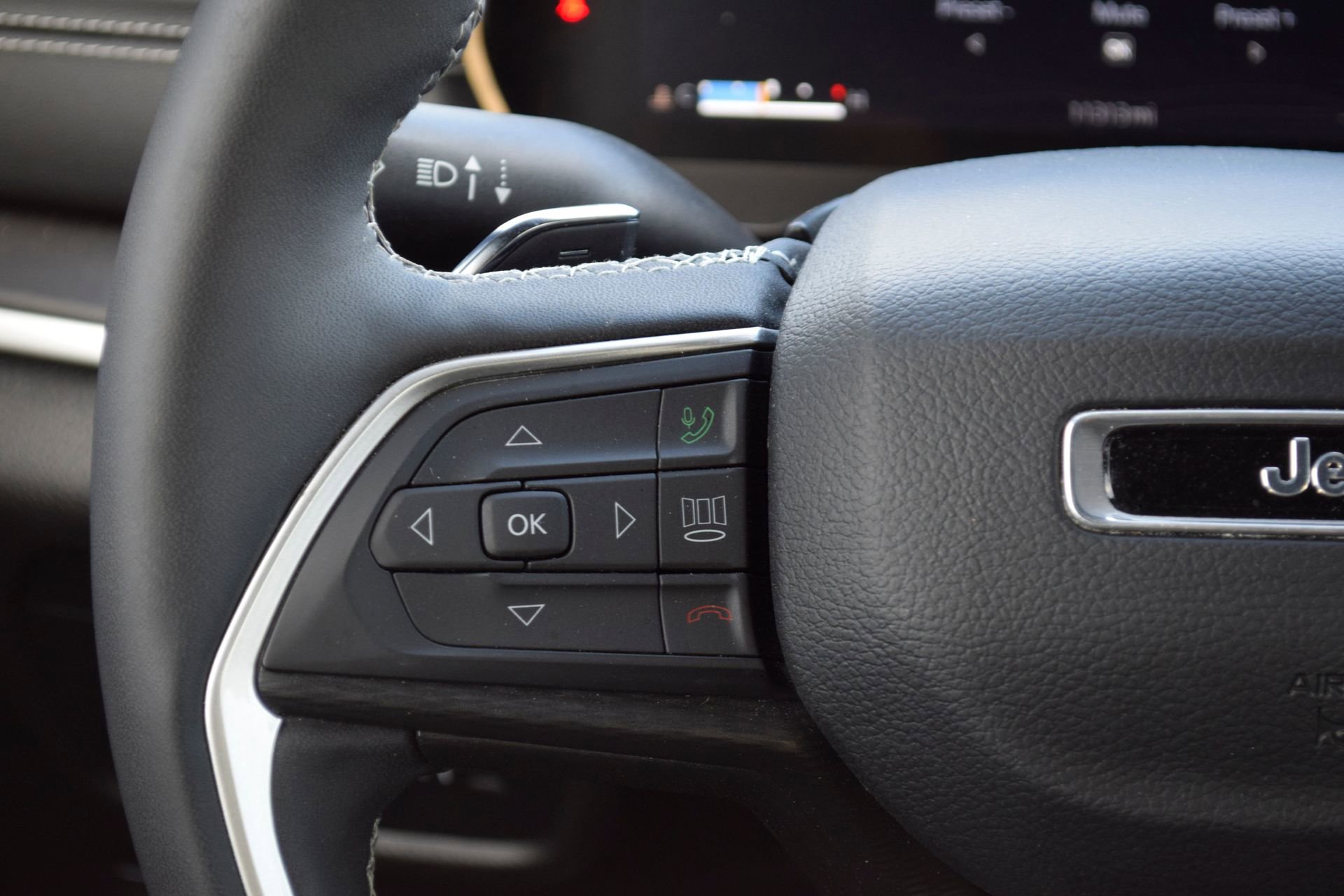 Used 2023 Jeep Grand Cherokee L Laredo image 9