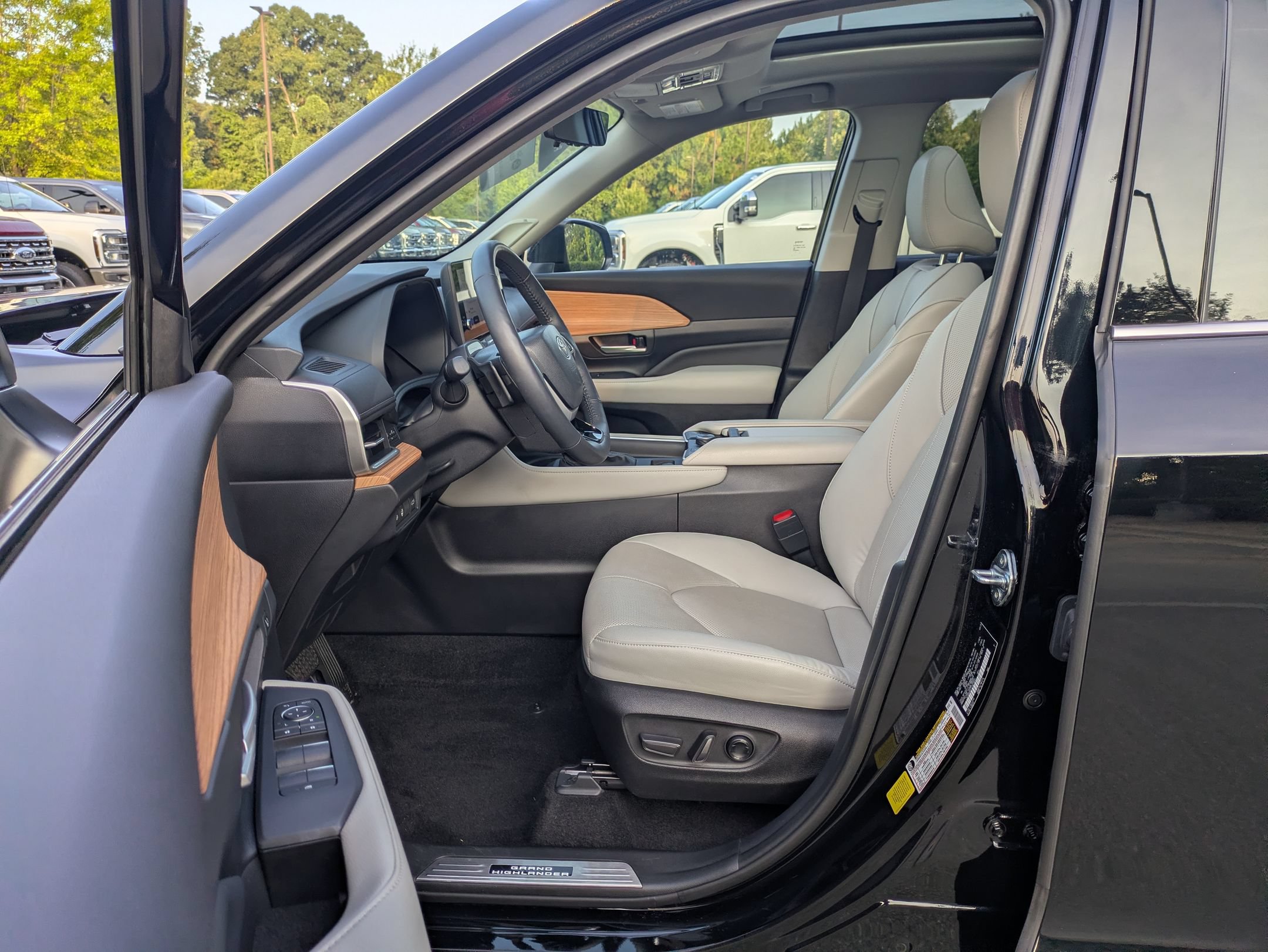 Used 2025 Toyota Grand Highlander AWD image 12