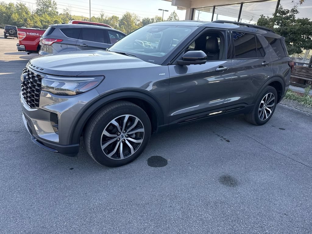 Certified 2025 Ford Explorer ST-Line AWD/4WD image 3