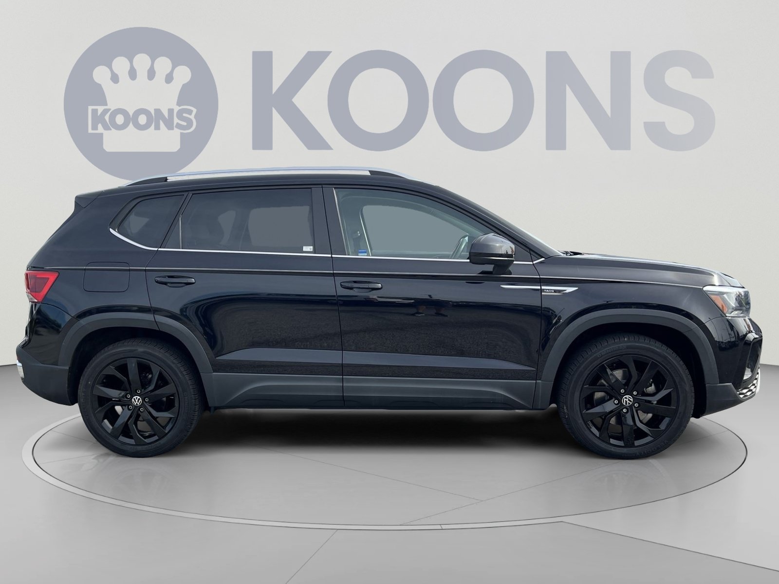 Used 2024 Volkswagen Taos SE w/ Panoramic Sunroof Package FWD image 8