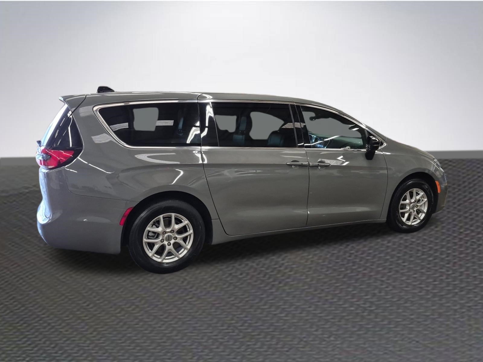 Used 2025 Chrysler Pacifica Select FWD image 4