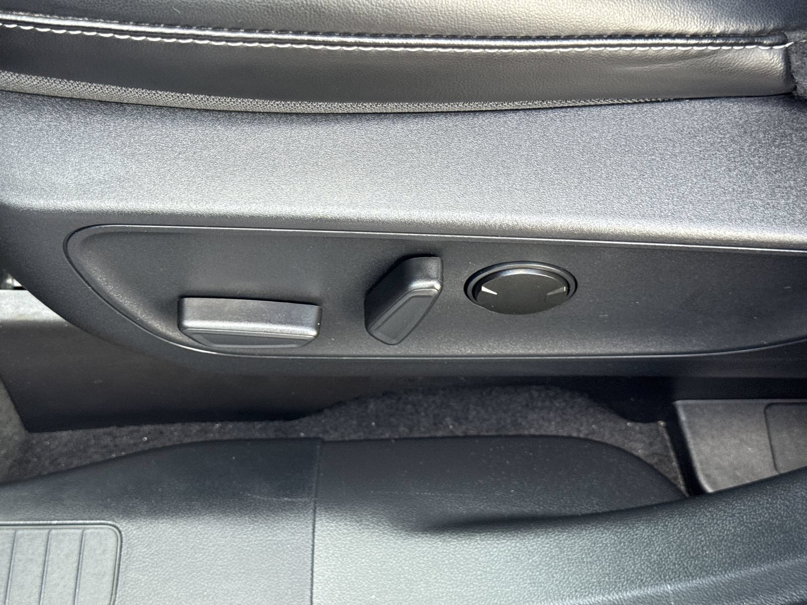 Certified 2025 Ford Escape Platinum FWD image 24