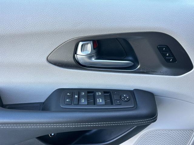 Used 2024 Chrysler Pacifica Limited FWD image 10