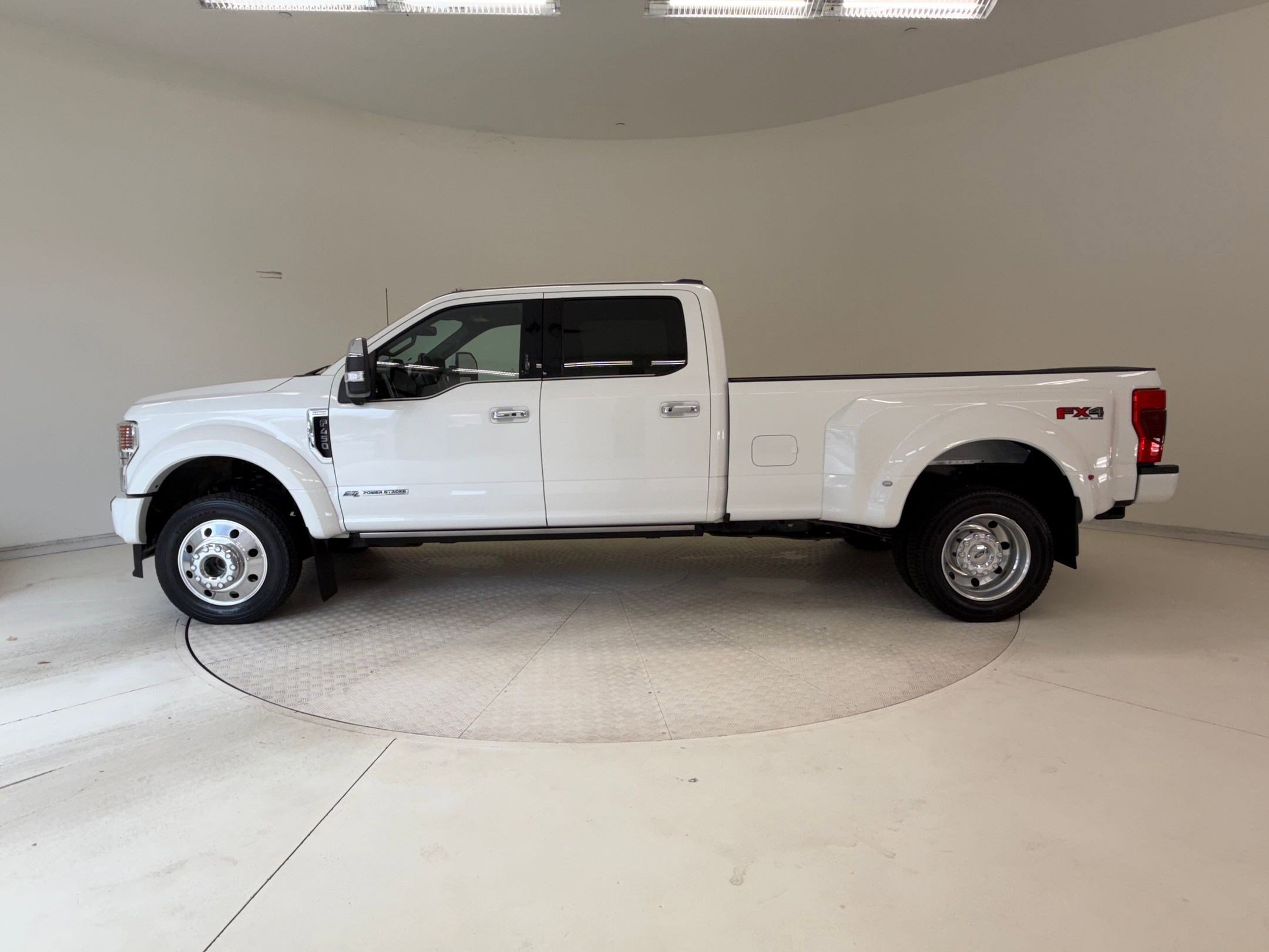Certified 2022 Ford F450 Platinum w/ FX4 Off-Road Package image 2