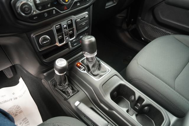 Used 2022 Jeep Wrangler Unlimited Sahara w/ Cold Weather Group AWD/4WD image 28