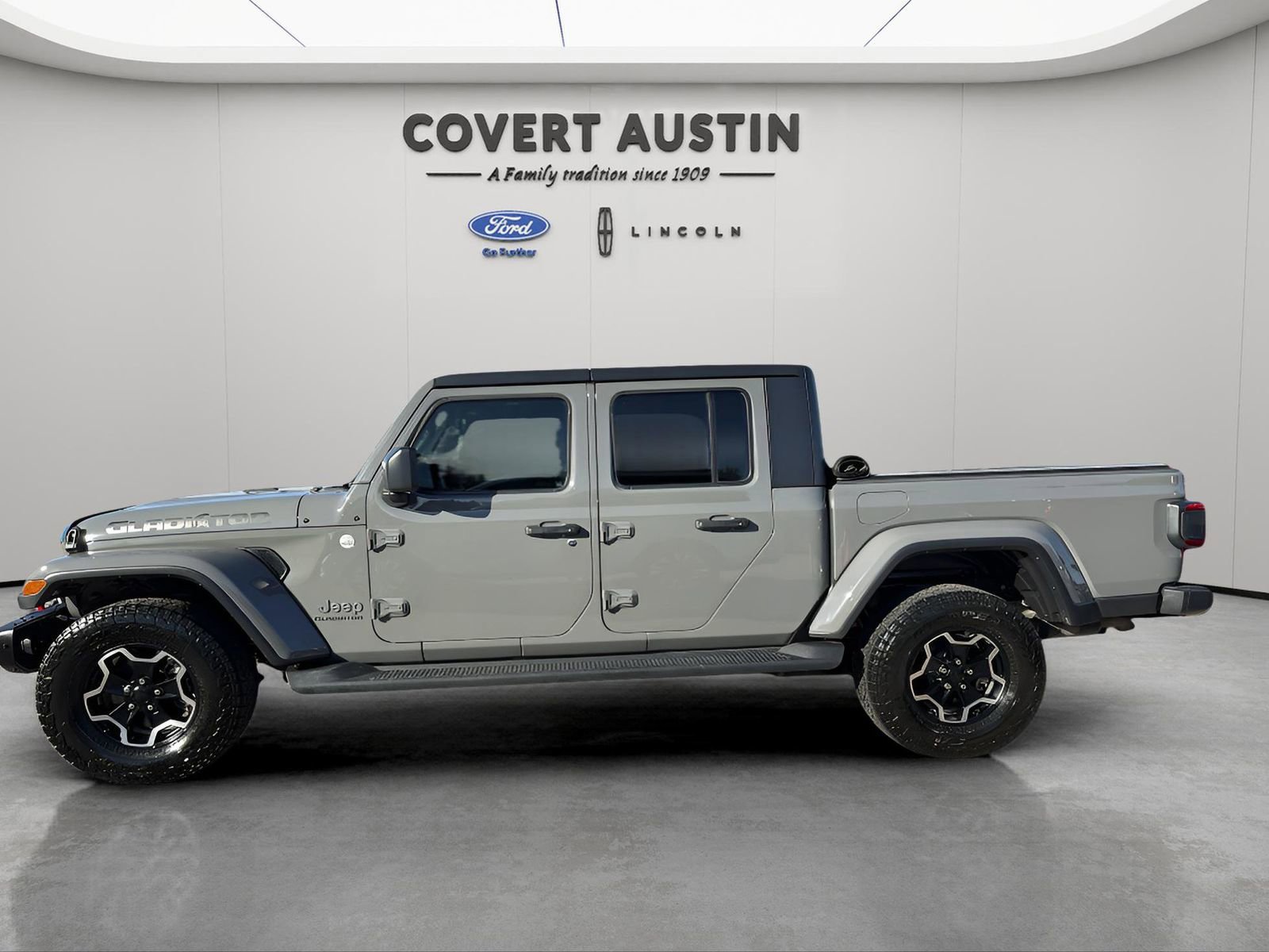 Used 2020 Jeep Gladiator Overland image 2