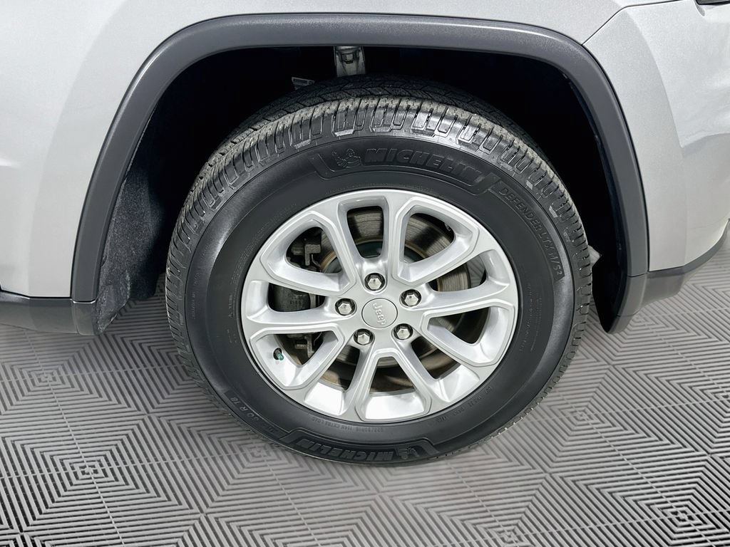 Used 2021 Jeep Grand Cherokee Laredo w/ Security & Convenience Group AWD/4WD image 23