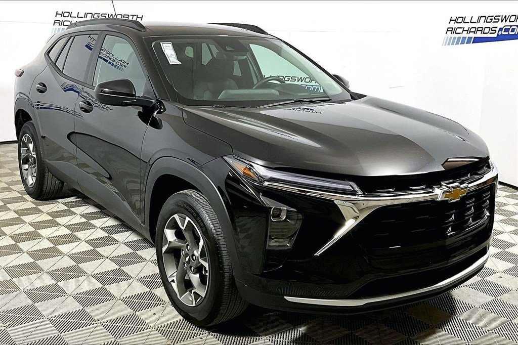 Used 2025 Chevrolet Trax LT w/ LT Convenience Package image 3