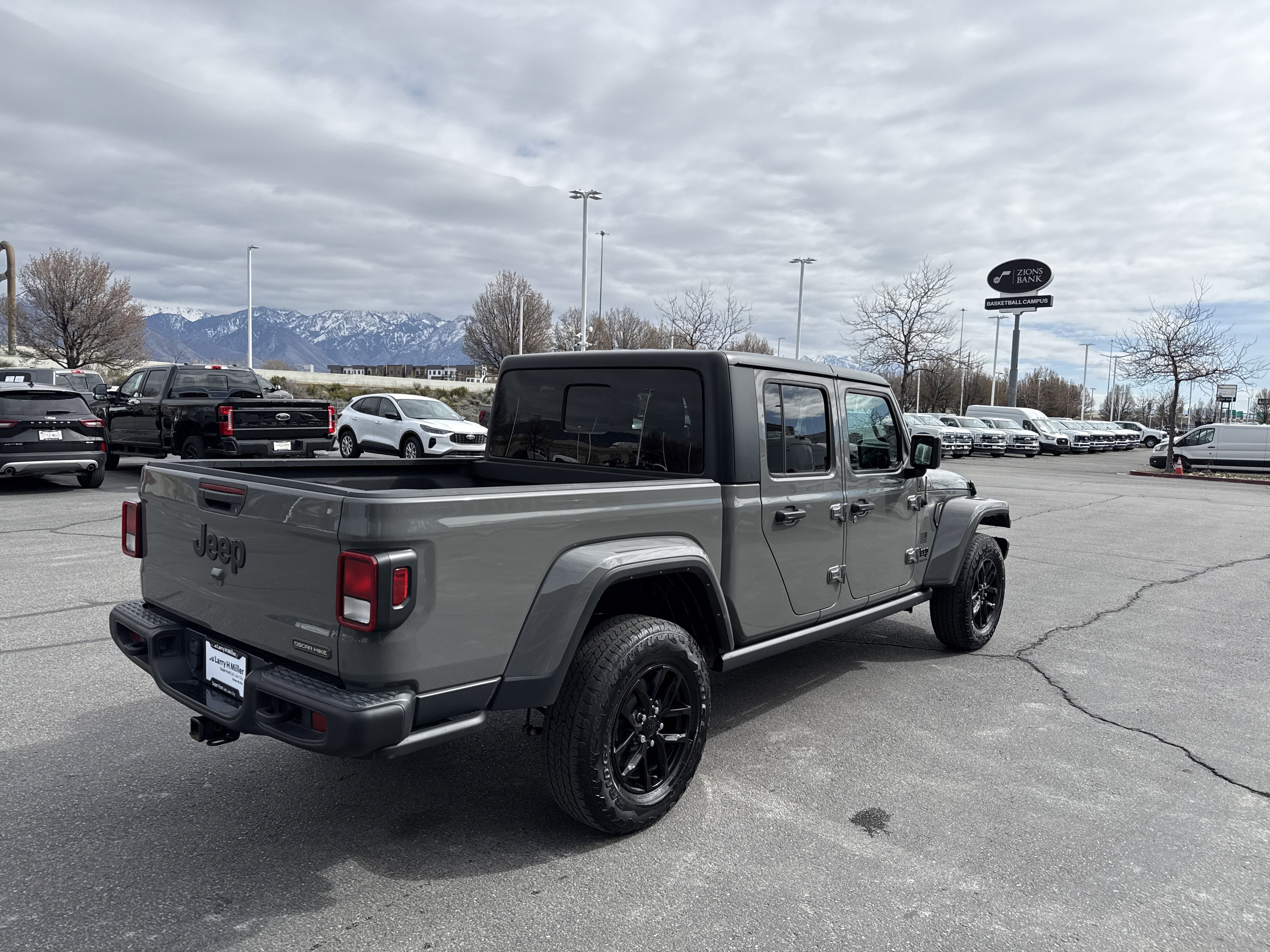 Used 2023 Jeep Gladiator Sport image 6