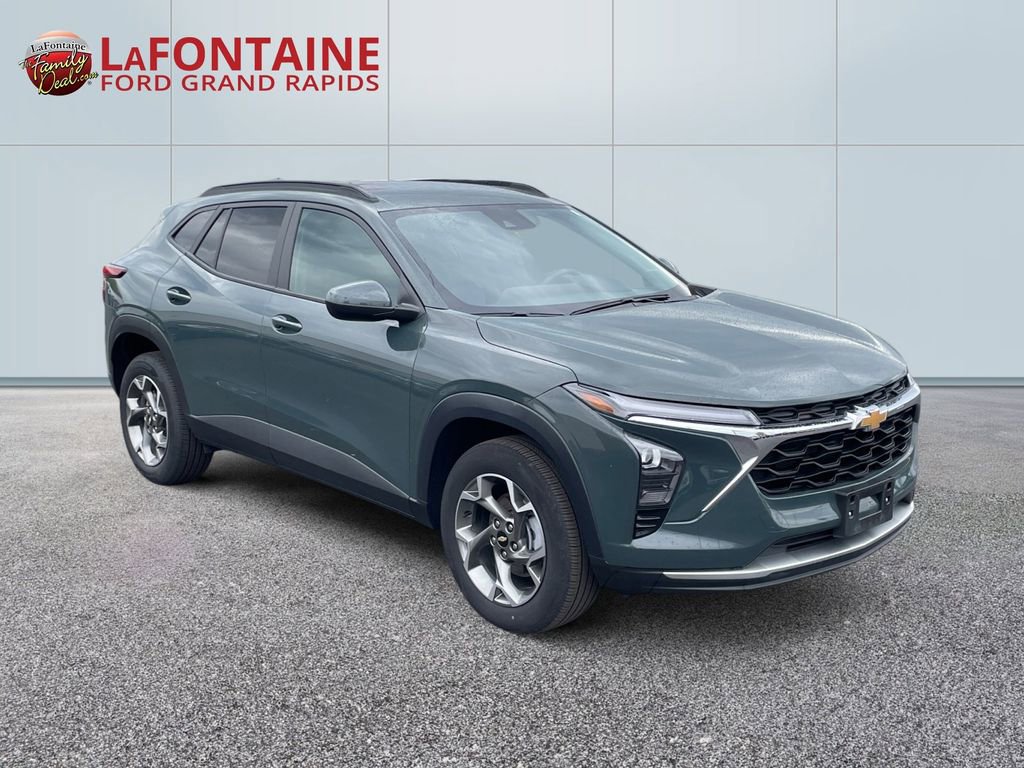 Used 2025 Chevrolet Trax LT FWD image 3