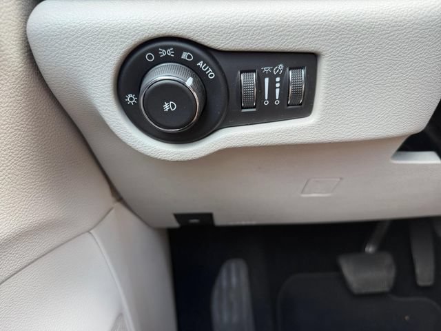 Used 2017 Chrysler Pacifica Limited w/ Advanced Safetytec Group FWD image 26