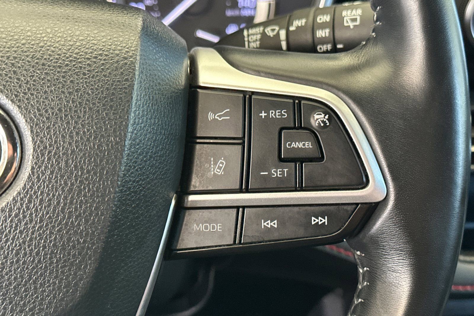 Used 2022 Toyota Highlander XSE AWD/4WD image 27