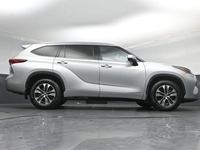 Used 2021 Toyota Highlander XLE AWD/4WD image 17
