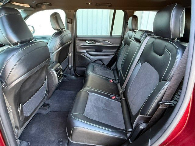Used 2023 Jeep Grand Cherokee Altitude AWD/4WD image 13