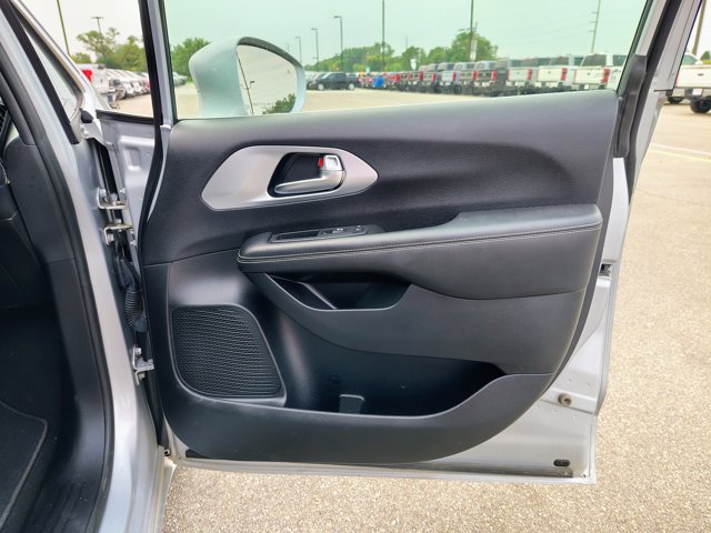 Used 2022 Chrysler Pacifica Touring FWD image 13
