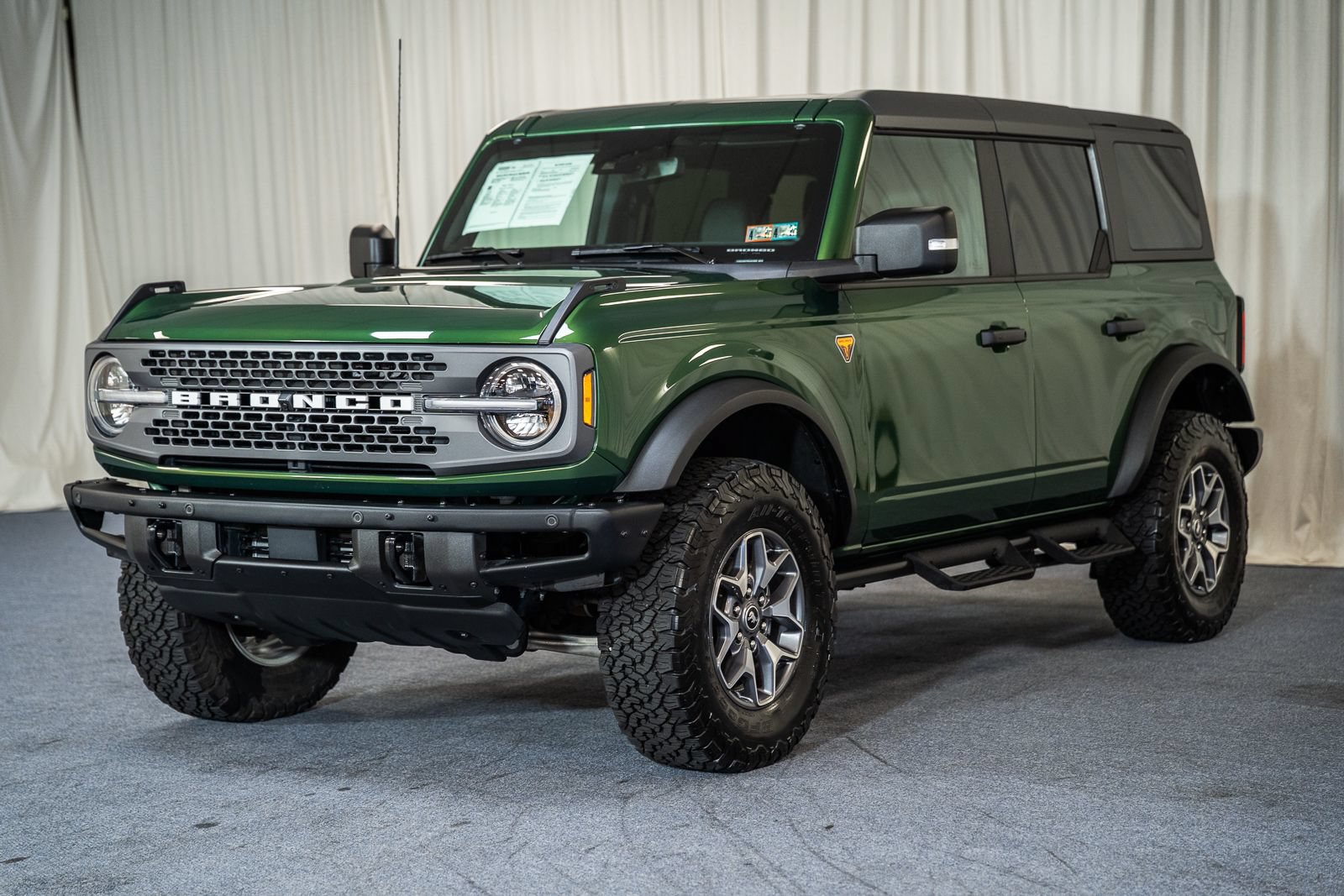 Certified 2024 Ford Bronco Badlands AWD/4WD image 3