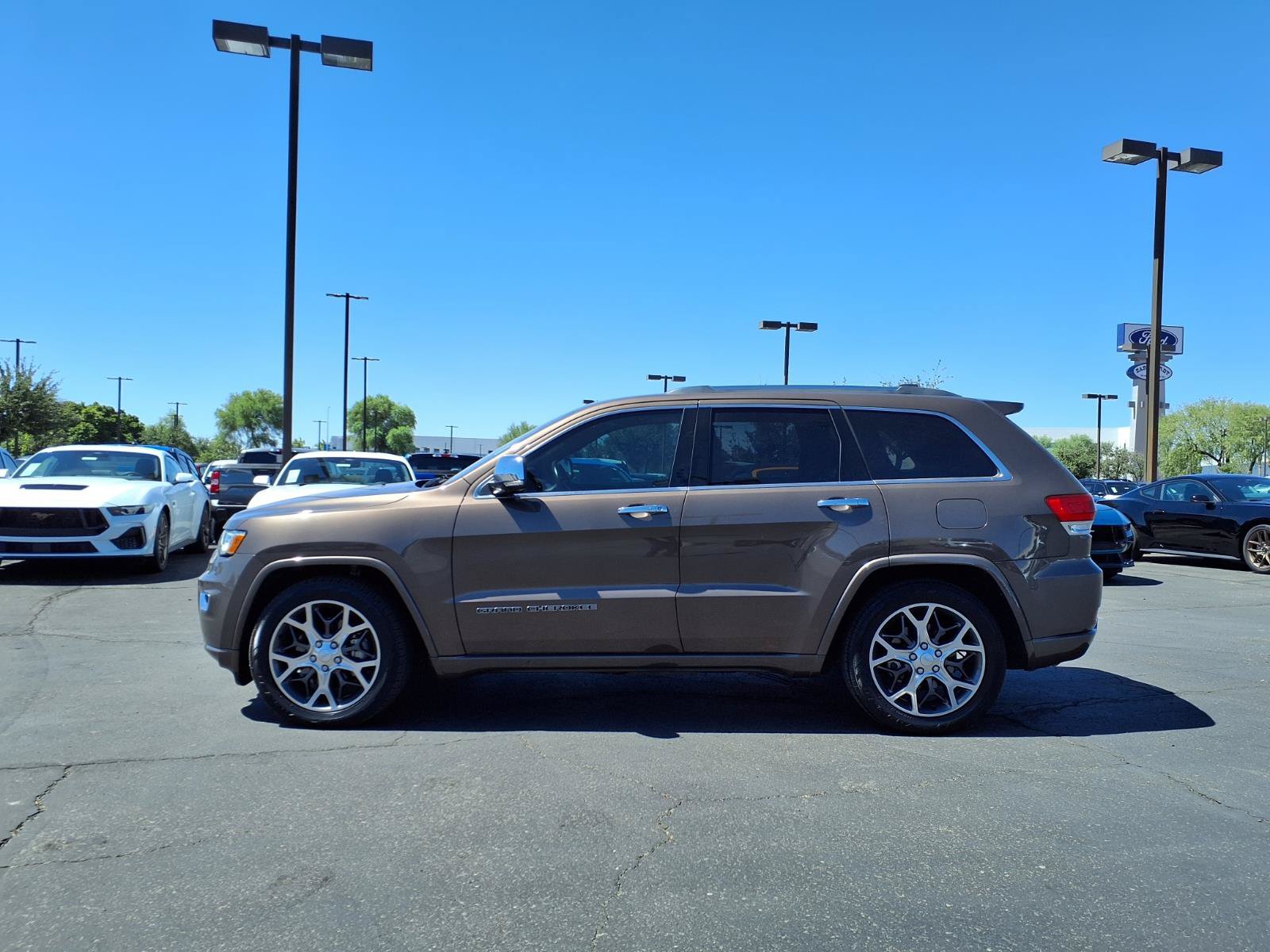 Used 2019 Jeep Grand Cherokee Overland AWD/4WD image 3