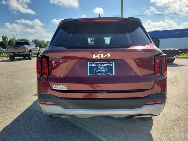 Used 2024 Kia Sorento LX FWD image 5