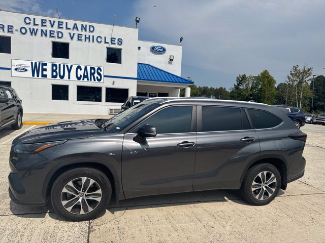 Used 2023 Toyota Highlander XLE AWD/4WD image 4
