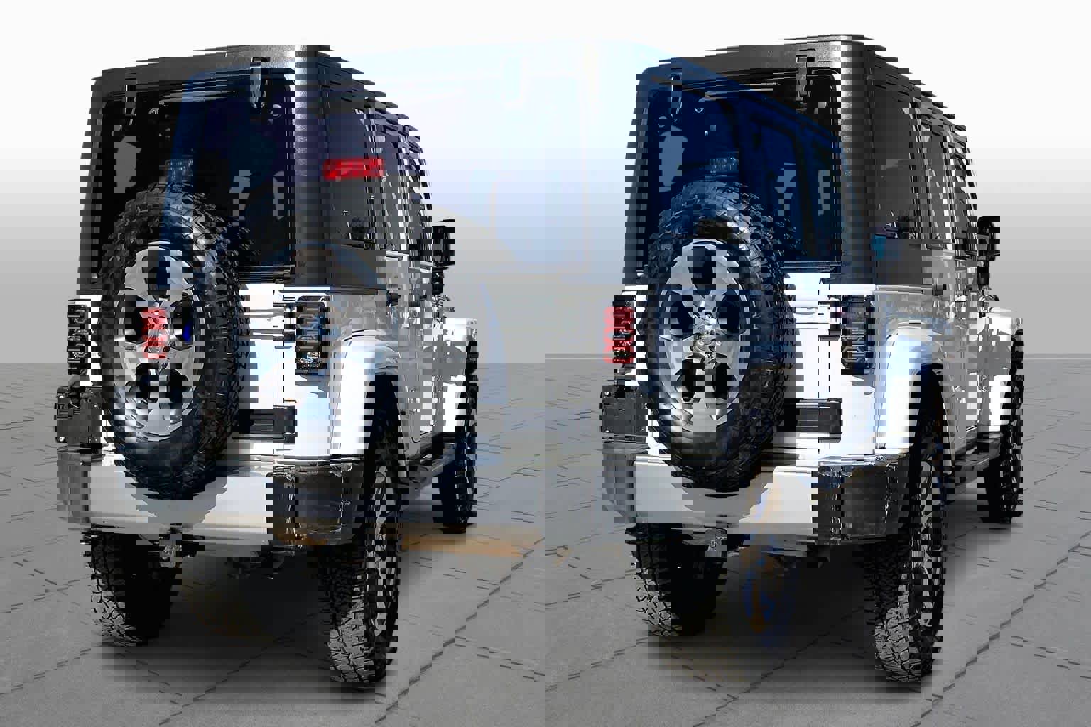 Used 2018 Jeep Wrangler Unlimited Sahara image 3