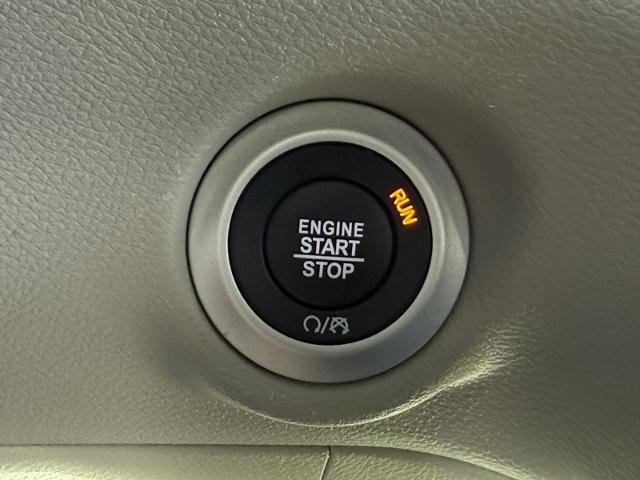 Used 2024 Chrysler Pacifica Touring-L image 16