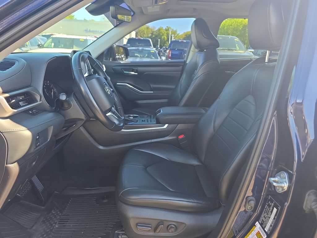 Used 2021 Toyota Highlander XLE AWD/4WD image 23