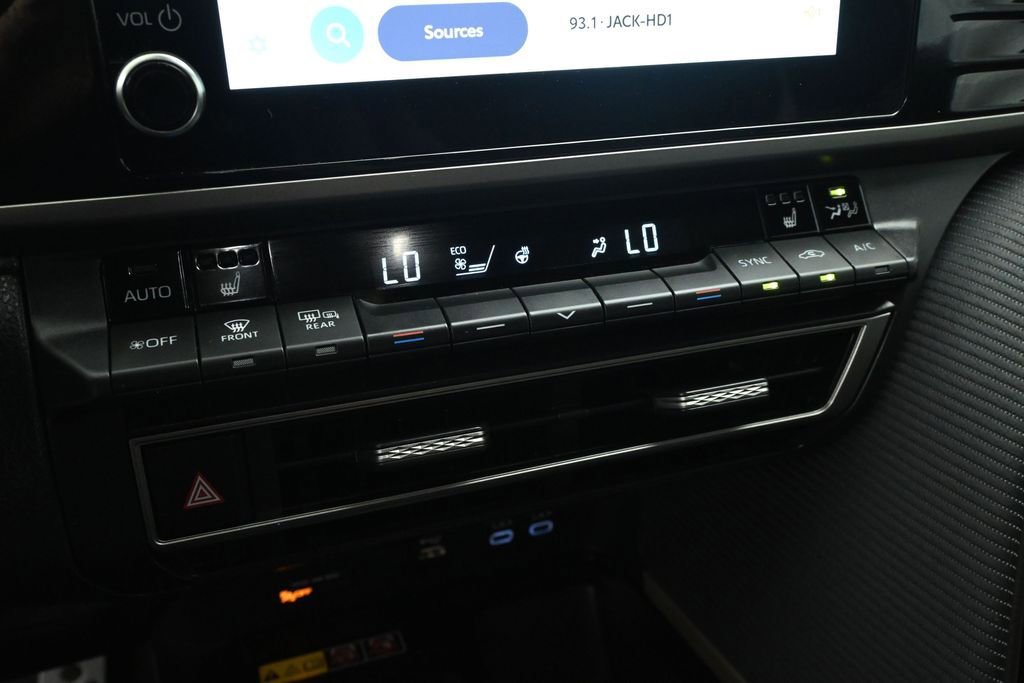 Used 2025 Toyota Camry SE w/ Convenience Package FWD image 17
