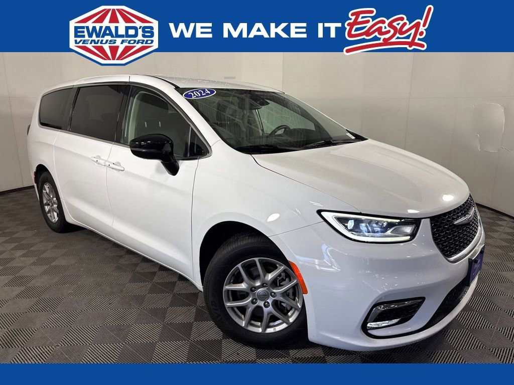 Used 2024 Chrysler Pacifica Touring-L image 7