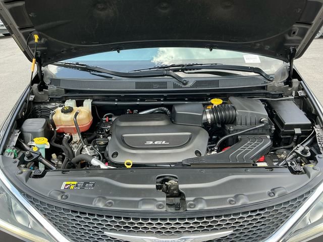 Used 2017 Chrysler Pacifica Limited FWD image 20