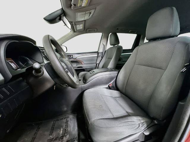 Used 2018 Toyota Highlander LE w/ Carpet Mat Package (TMS) AWD/4WD image 12