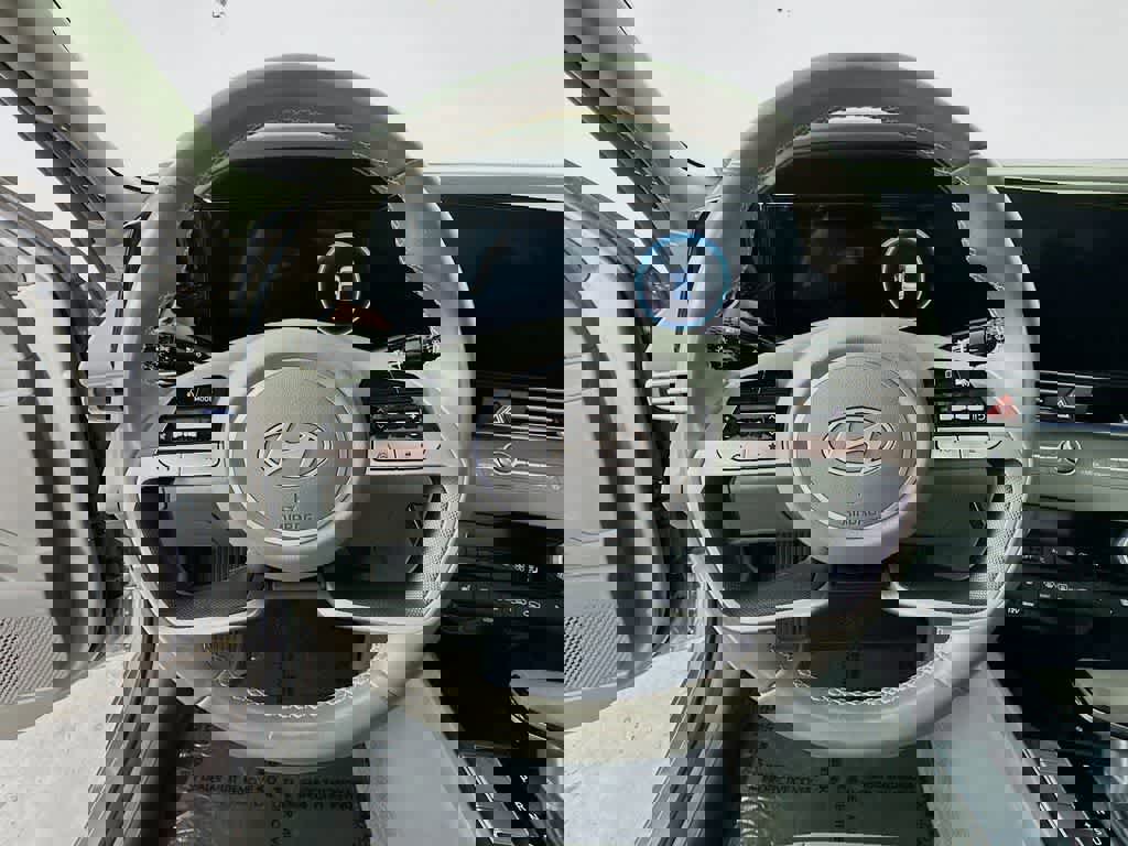 Used 2025 Hyundai Elantra SEL image 18