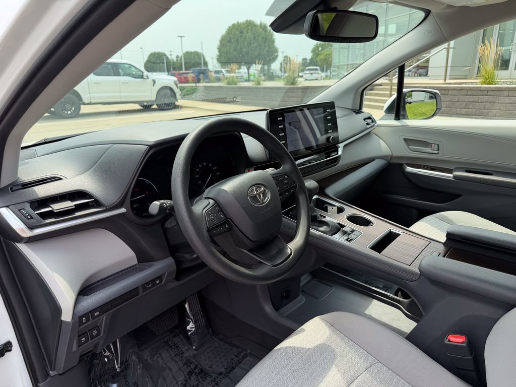 Used 2023 Toyota Sienna LE w/ LE Plus Package FWD image 9