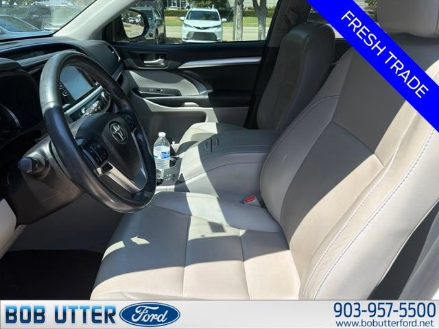 Used 2019 Toyota Highlander XLE FWD image 3