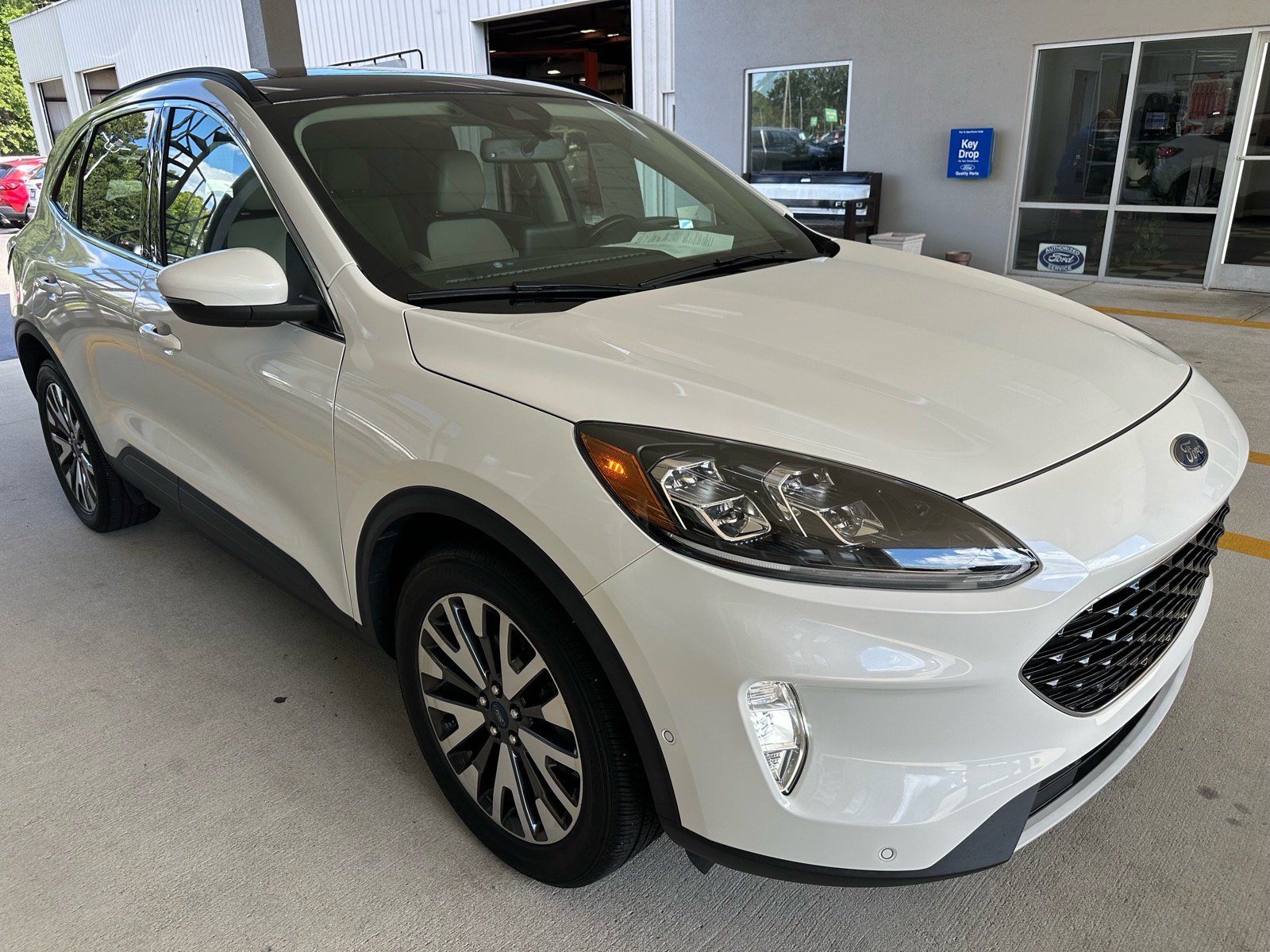 Certified 2020 Ford Escape Titanium AWD/4WD image 8