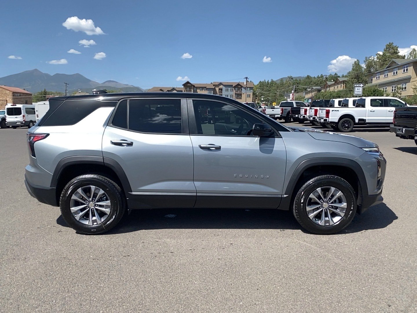 Used 2026 Chevrolet Equinox LT w/ Safety and Technology Package FWD image 5