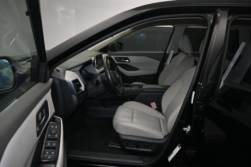 Used 2025 Nissan Rogue SV FWD image 17