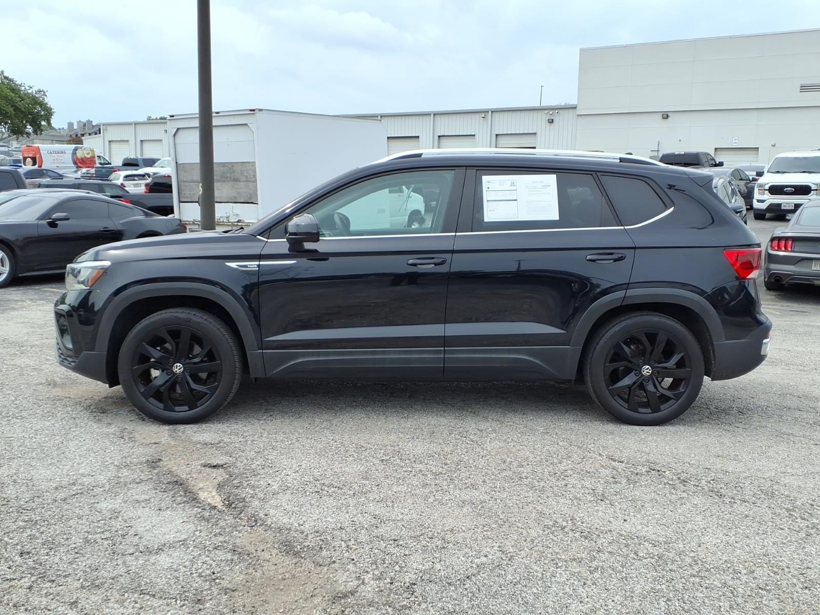 Used 2023 Volkswagen Taos SE w/ Panoramic Sunroof Package FWD image 2