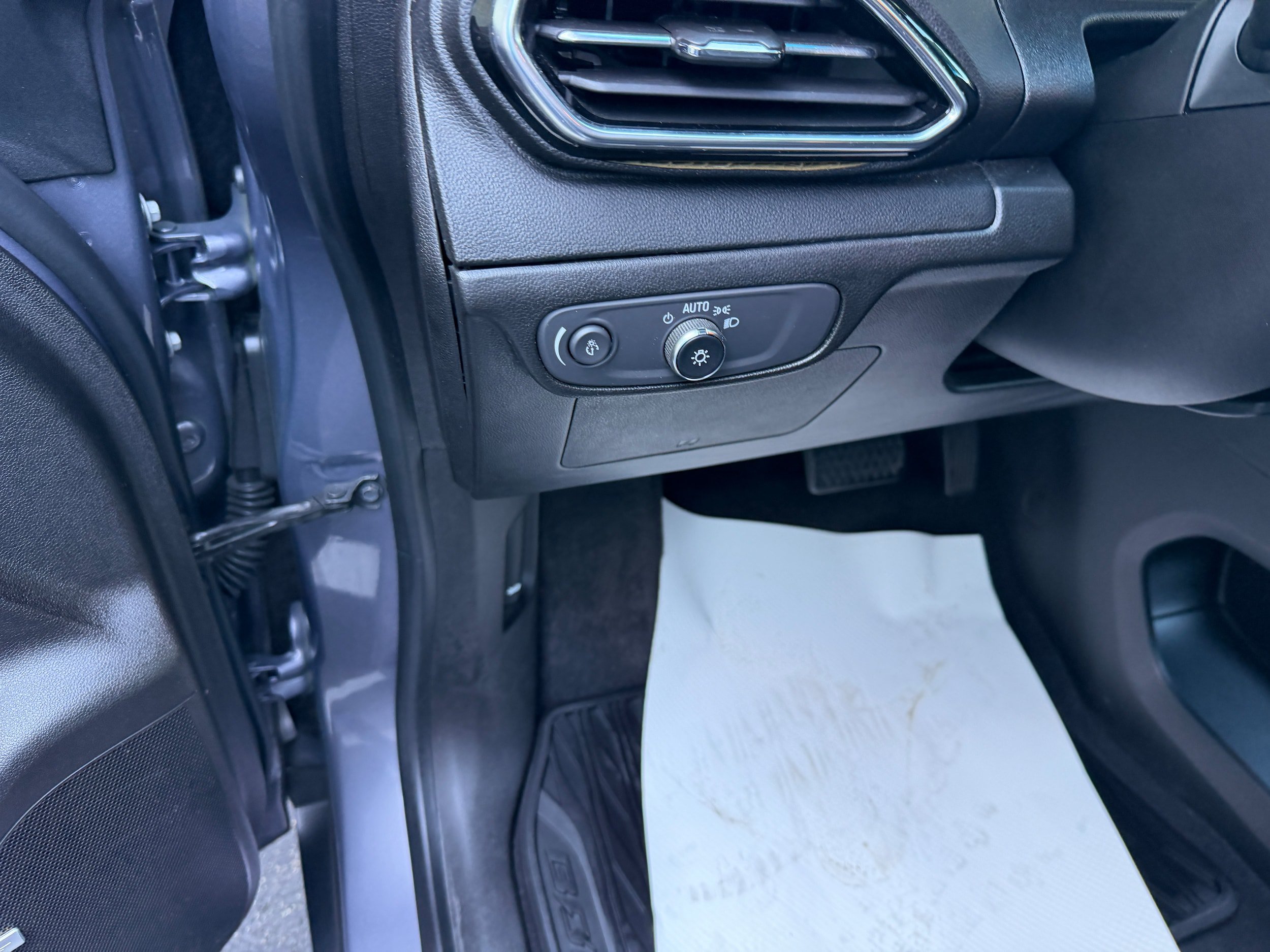Used 2023 Chevrolet Bolt LT w/ Infotainment Package FWD image 12