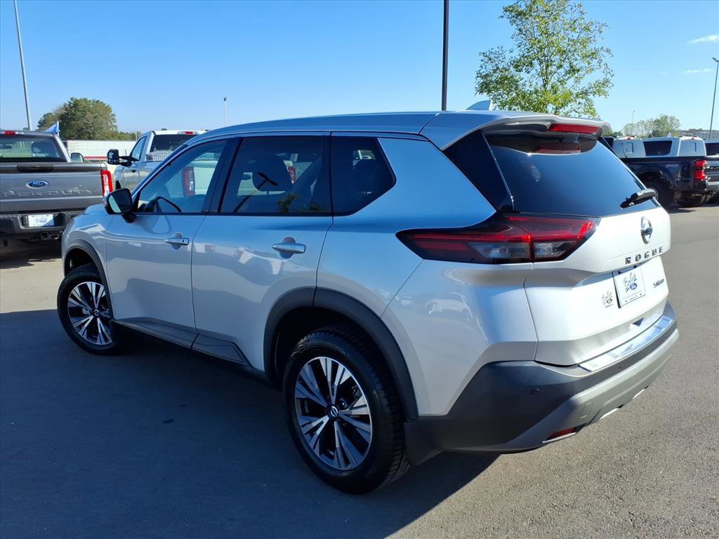 Used 2021 Nissan Rogue SV image 3