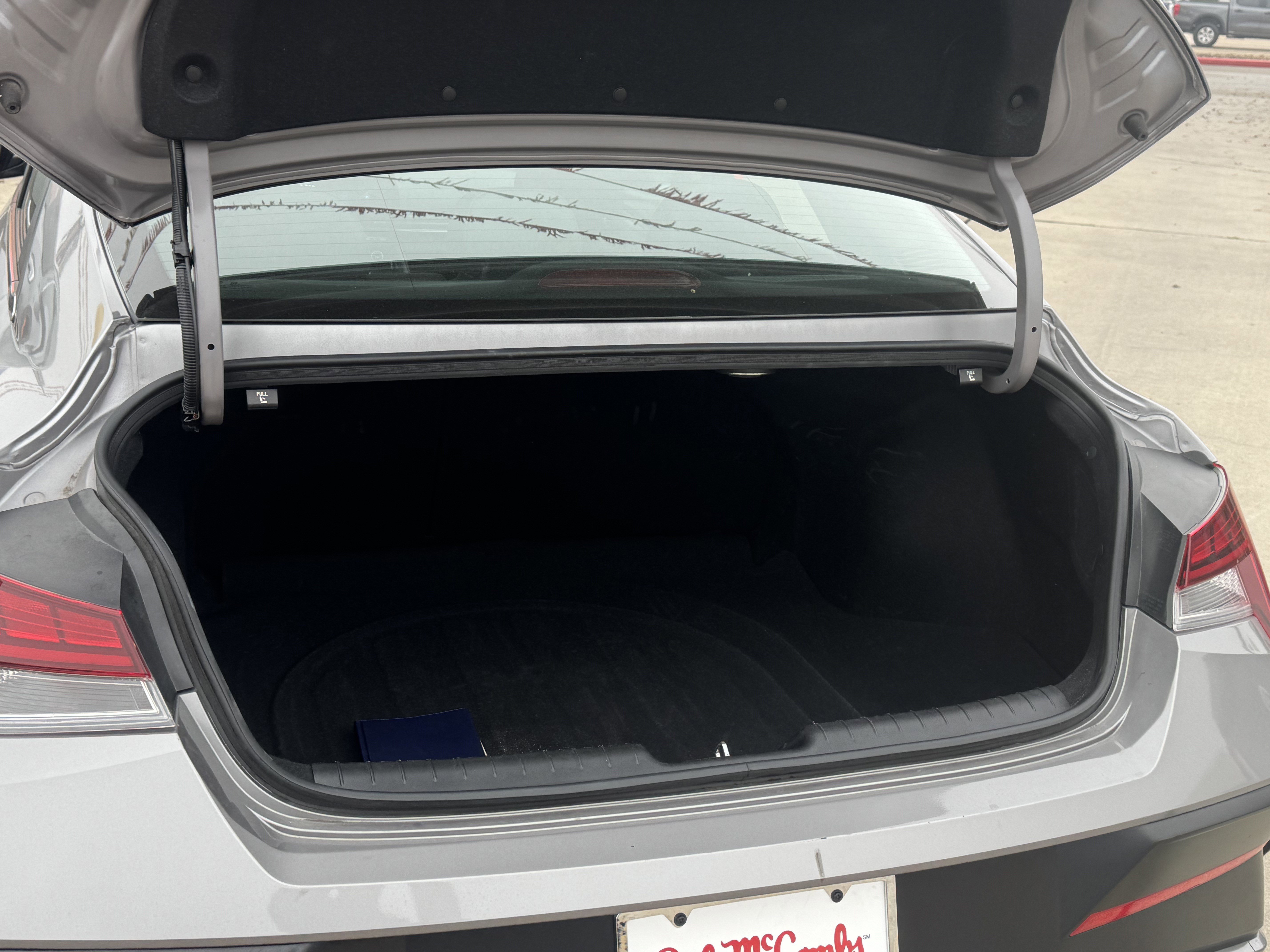 Used 2025 Hyundai Elantra Limited image 8