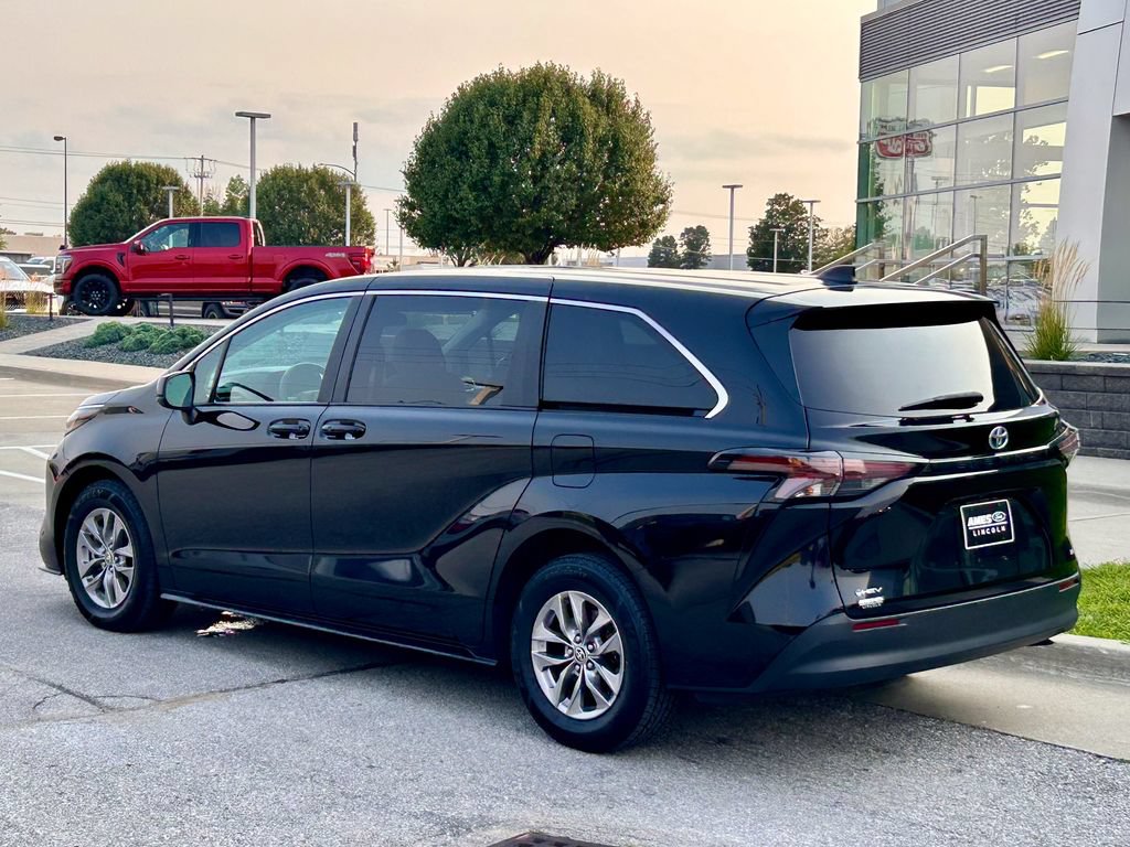 Used 2025 Toyota Sienna LE FWD image 4