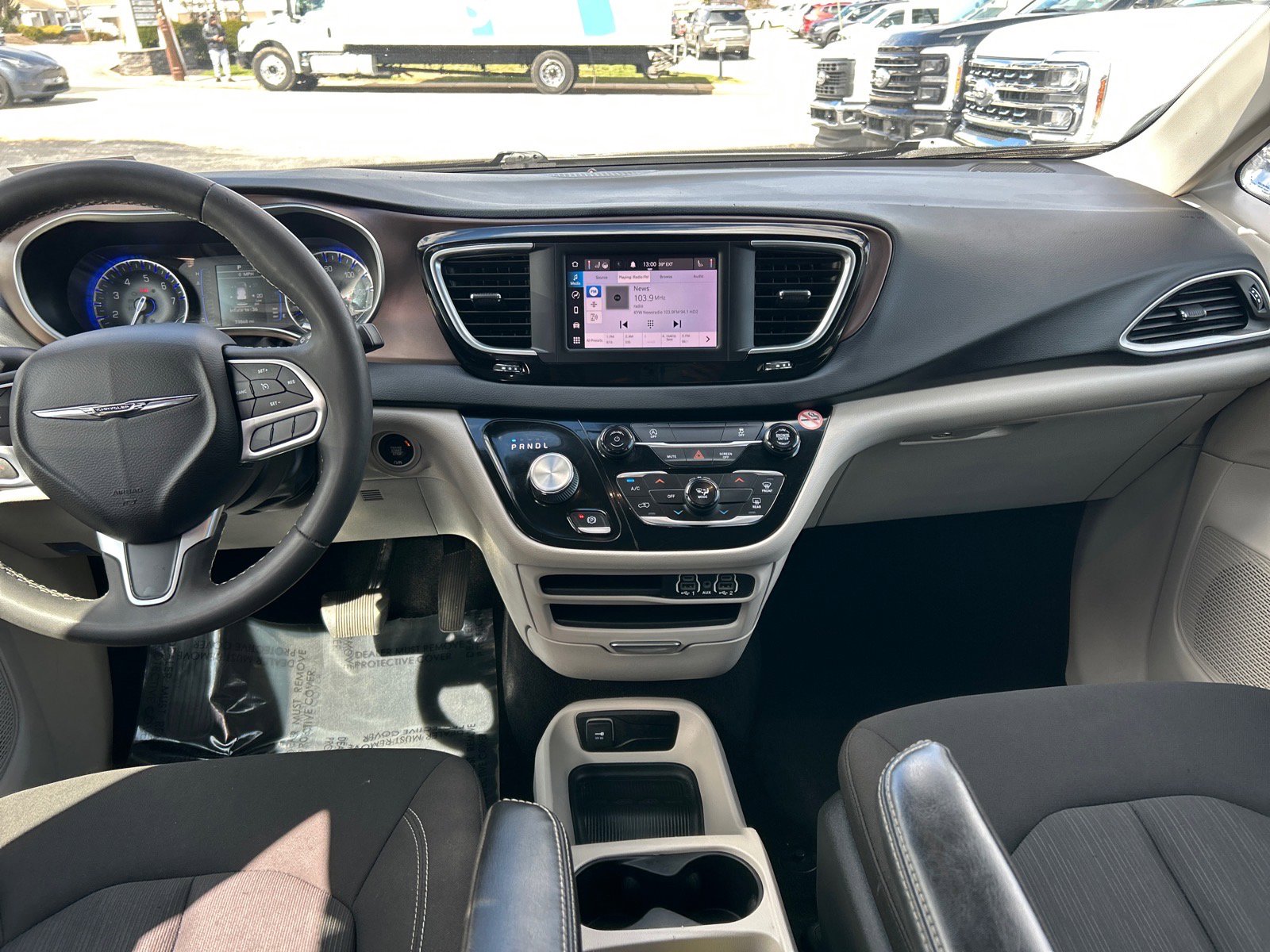 Used 2022 Chrysler Voyager LX image 7