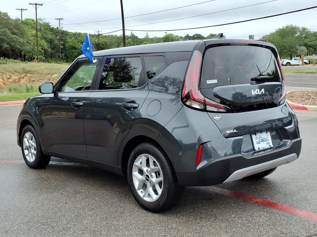 Used 2025 Kia Soul LX w/ LX Technology Package FWD image 8