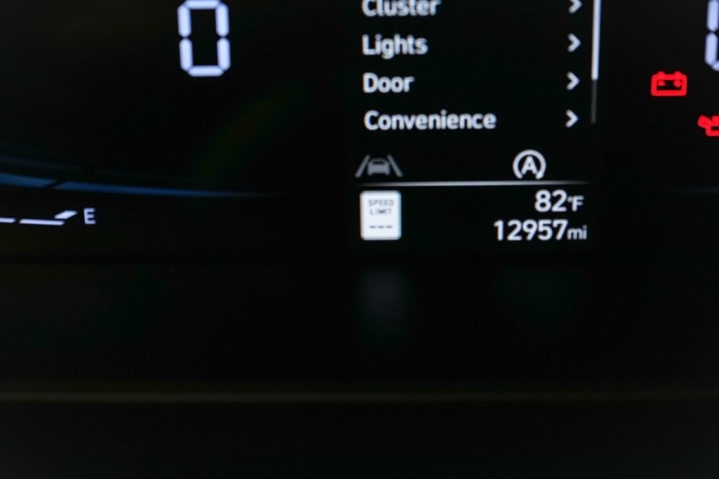 Used 2025 Hyundai Elantra SE FWD image 17
