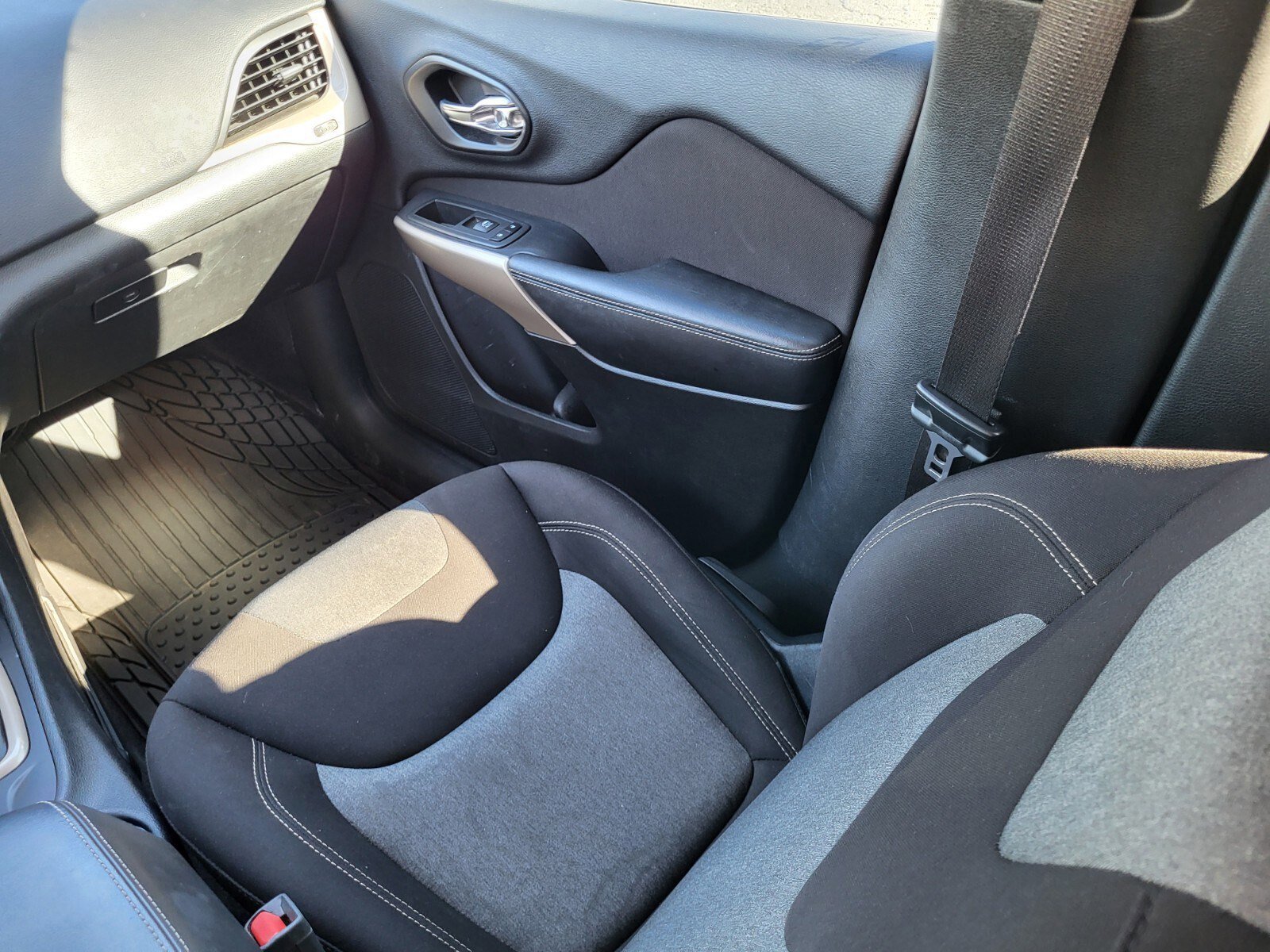 Used 2018 Jeep Cherokee Latitude image 16