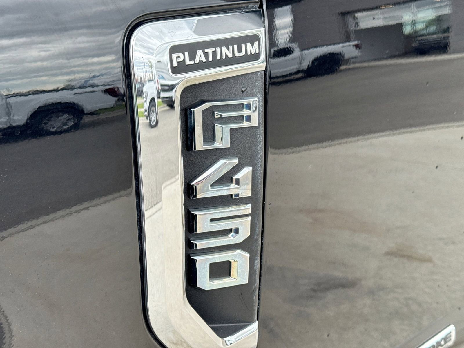 Certified 2019 Ford F450 Platinum w/ Platinum Ultimate Package AWD/4WD image 15