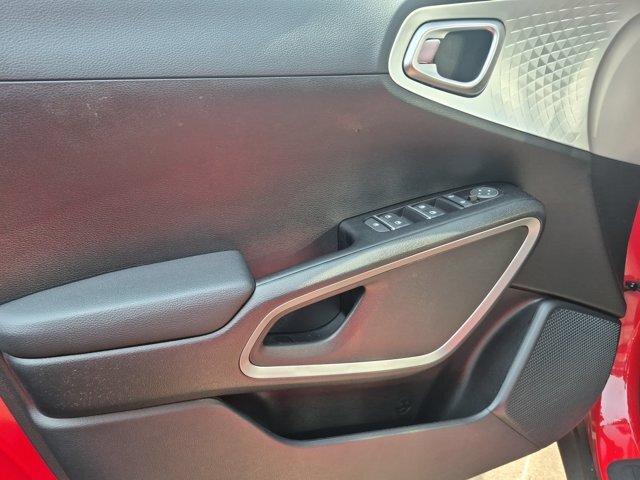 Used 2023 Kia Soul LX FWD image 13